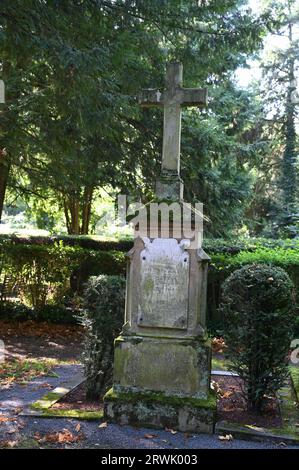 Köln, Deutschland. September 2023. Altes verwittertes Grab mit Kreuz auf dem Kölner Friedhof für Prominente Melaten Credit: Horst Galuschka/dpa/Horst Galuschka dpa/Alamy Live News Stockfoto