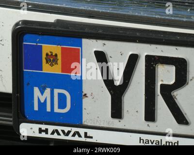 Köln, Deutschland. September 2023. Länderkennzeichen, Autokennzeichen der Republik Moldau auf einem Auto, blaues Feld mit der Flagge der Republik Moldau und dem Nationalkennzeichen Kredit: Horst Galuschka/dpa/Horst Galuschka dpa/Alamy Live News Stockfoto