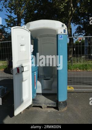 Köln, Deutschland. September 2023. Auf einer Baustelle steht eine mobile Toilette, das sogenannte porta-Töpfchen, offen Kredit: Horst Galuschka/dpa/Horst Galuschka dpa/Alamy Live News Stockfoto