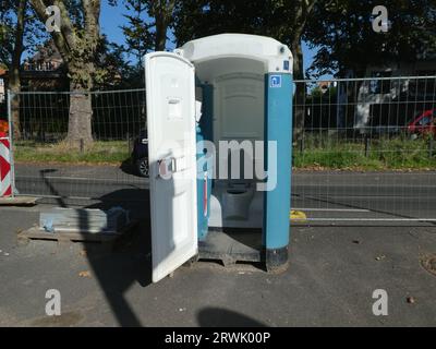 Köln, Deutschland. September 2023. Auf einer Baustelle steht eine mobile Toilette, das sogenannte porta-Töpfchen, offen Kredit: Horst Galuschka/dpa/Horst Galuschka dpa/Alamy Live News Stockfoto