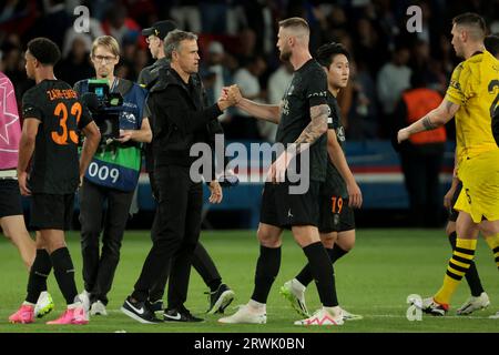 Paris, Frankreich. September 2023. PSG-Trainer Luis Enrique begrüßt Milan Skriniar von PSG nach dem UEFA Champions League, Gruppe F Fußballspiel zwischen Paris Saint-Germain (PSG) und Borussia Dortmund am 19. September 2023 im Parc des Princes Stadion in Paris, Frankreich - Foto Jean Catuffe/DPPI Credit: DPPI Media/Alamy Live News Stockfoto
