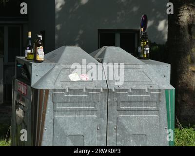 Köln, Deutschland. September 2023. Leere Flaschen stehen auf einer überfüllten Flaschenbank Kredit: Horst Galuschka/dpa/Horst Galuschka dpa/Alamy Live News Stockfoto