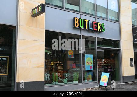 Köln, Deutschland. September 2023. Logo, Zeichen der Handelsfirma Butlers in einer Filiale. Ein Handelsunternehmen, das Möbel, Wohnaccessoires, Dekorationsartikel und Geschenke in rund 100 Geschäften im in- und Ausland verkauft. Kredit: Horst Galuschka/dpa/Horst Galuschka dpa/Alamy Live News Stockfoto