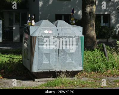 Köln, Deutschland. September 2023. Leere Flaschen stehen auf einer überfüllten Flaschenbank Kredit: Horst Galuschka/dpa/Horst Galuschka dpa/Alamy Live News Stockfoto