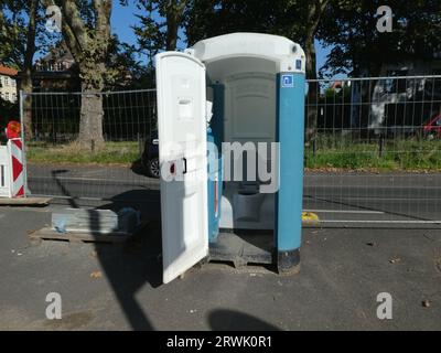 Köln, Deutschland. September 2023. Auf einer Baustelle steht eine mobile Toilette, das sogenannte porta-Töpfchen, offen Kredit: Horst Galuschka/dpa/Horst Galuschka dpa/Alamy Live News Stockfoto
