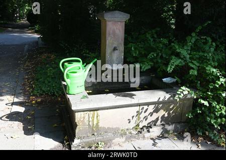 Köln, Deutschland. September 2023. Brunnen mit Gießkannen auf dem Kölner Prominentenfriedhof Melaten Credit: Horst Galuschka/dpa/Horst Galuschka dpa/Alamy Live News Stockfoto