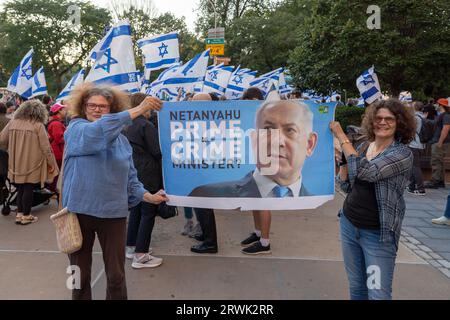 NEW YORK, NEW YORK - 19. SEPTEMBER: Demonstranten halten bei einer Kundgebung vor dem Metropolitan Museum of Art ein „Netanyahu Prime or Crime Minister“-Zeichen, während Premierminister Benjamin Netanyahu am 19. September 2023 in New York City am Empfang des Führers von US-Präsident beiden teilnimmt. Premierminister Netanjahu ist in New York für die jährliche Versammlung der Weltpolitiker der Generalversammlung der Vereinten Nationen. Die Proteste, die von den in Israel ansässigen Aktivistengruppen Brothers in Arms und Kaplan Force organisiert werden, konzentrieren sich auf die Justizreform der Regierung von Ministerpräsident Netanjahu. Stockfoto