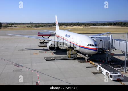 Malaysian Airlines Flugzeug Vorbereitung für Passagiere an Bord und Bodenbesatzung, die Gepäck verladen Stockfoto
