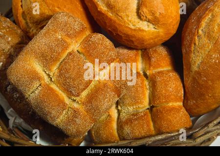 Verschiedene Brotsorten in einem Korb Stockfoto