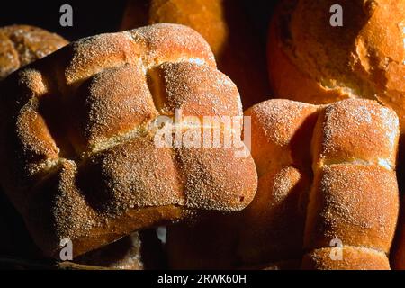 Verschiedene Brotsorten in einem Korb Stockfoto