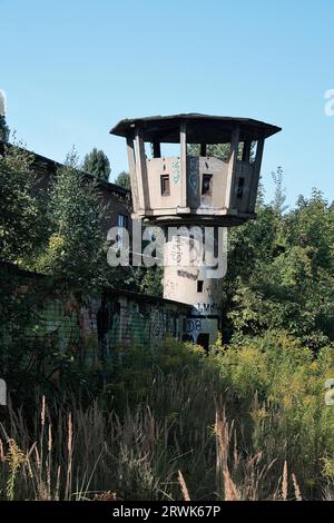 Alter baufälliger Wachturm in Berlin-Weissensee Stockfoto