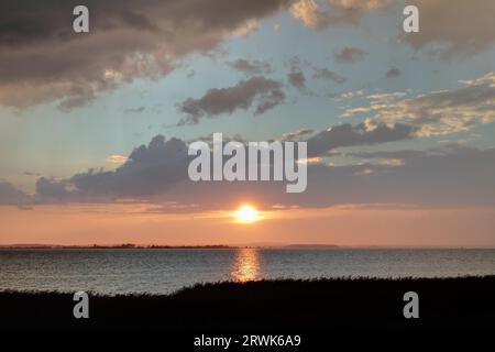 Gewitterfront bei Sonnenuntergang, Loddin auf dem Achterwasser, Usedom Island Stockfoto