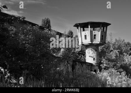 Alter verfallener Wachturm in Ost-Berlin Stockfoto