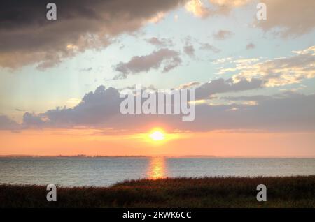 Gewitterfront bei Sonnenuntergang, Loddin auf dem Achterwasser, Usedom Island Stockfoto