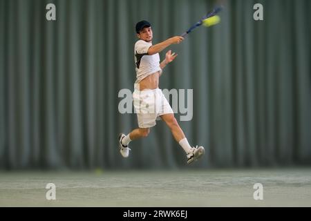 Der Tennisspieler trifft vor dem Tennisspiel einen dynamischen Topspin Stockfoto