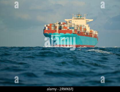 Containerschiff am Meer Stockfoto