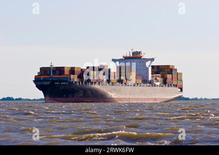 Containerschiff am Meer Stockfoto
