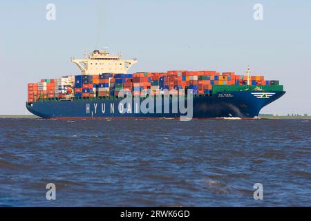 Containerschiff am Meer Stockfoto