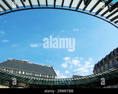 Bushaltestelle in Straßburg, Hinterhäuser und blau-weißer Himmel, Detail Stockfoto