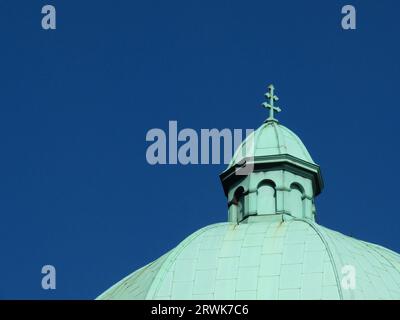 Grüne Kuppel der Kirche Saint Croix in Creutzwald, Frankreich, Hintergrund blauer Himmel, Detail Stockfoto