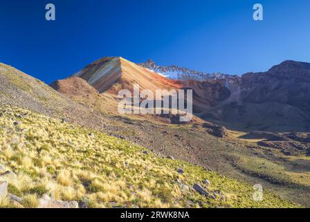 Malerische Berge in der Nähe des Salar de Uyuni in Bolivien, Südamerika Stockfoto