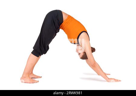 Frau, die Yoga macht, genannt nach unten gerichteter Hund, sanskrit Name: Adho Mukha Svanasana, gute Pose, um das Gehirn zu beruhigen, Stress zu lindern, Depression Stockfoto