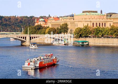 Prager Landschaft, Passagierboote auf der Moldau und Neorenaissance-Architektur der Rudolfinum-Konzerthalle in Prag, Tschechische Republik Stockfoto