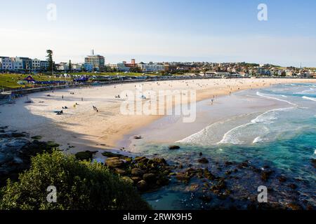 Blick über Bondi Beach an einem Sommertag in Sydney, Australien Stockfoto