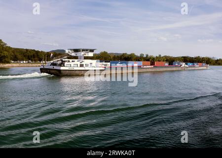 Holländischer Containerfrachter Eiger auf dem Rhein bei Breisach Stockfoto