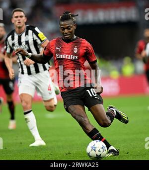 Mailand, Italien. September 2023. Rafael Leao von AC Mailand wetteiferte beim Spiel der UEFA Champions League Gruppe F zwischen AC Mailand und Newcastle United in Mailand, Italien, am 19. September 2023 um den Ball. Quelle: Str/Xinhua/Alamy Live News Stockfoto