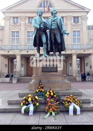 Goethe-Schiller-Denkmal, Doppelstatue der deutschen Dichter Johann Wolfgang von Goethe und Friedrich von Schiller, Blumenkranz, 262. Geburtstag Stockfoto