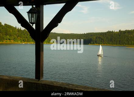 Die Bleilochtalsperre ist ein Damm in Thüringen, der die Saale einsperrt. Er ist nach den Bleilöchern benannt, die sich dort vor dem Damm befanden Stockfoto