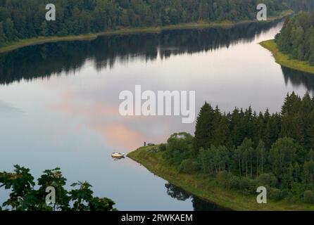 Die Bleilochtalsperre ist ein Damm in Thüringen, der die Saale einsperrt. Er ist nach den Bleilöchern benannt, die sich dort vor dem Damm befanden Stockfoto