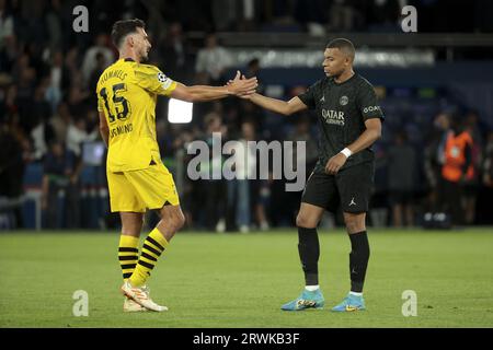 Mats Hummels aus Dortmund begrüßt Kylian Mbappe von der PSG nach dem Fußballspiel der UEFA Champions League, Gruppe F zwischen Paris Saint-Germain (PSG) und Borussia Dortmund am 19. September 2023 im Parc des Princes Stadion in Paris, Frankreich Stockfoto