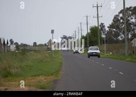 Turnbull Rd Ardmona Victoria Australien 20. September 2023 Polizeiwagen hatten den Abschnitt der Turnbull Road abgesperrt, wo der bewaffnete flüchtige Stanley Turvey von Offizieren der Spezialeinsatzgruppe erschossen worden war, die die Adresse besucht hatten. Credit PjHickox/Alamy Live News Stockfoto