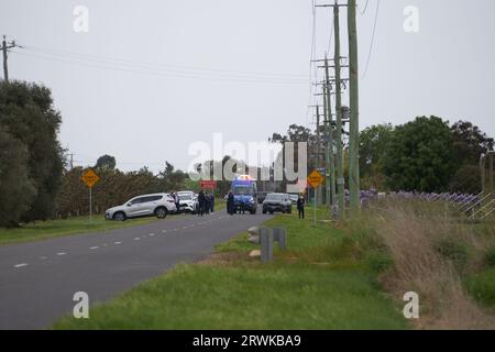 Turnbull Rd Ardmona Victoria, Australien, 20. September 2023. Eine Gruppe von Polizeiautos, die vor dem Gelände markiert und nicht markiert waren, wo der bewaffnete flüchtige Stanley Turvey erschossen wurde. Credit PjHickox/Alamy Live News Stockfoto