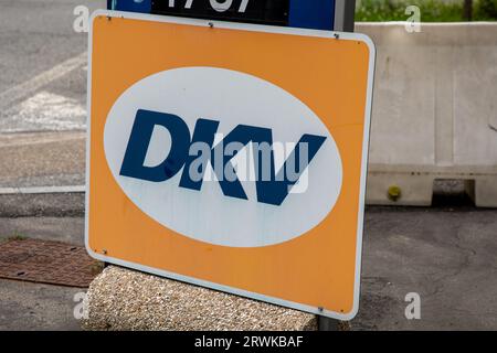 Bordeaux, Frankreich - 09 12 2023 : DKV Logo Text und Schild Marke vor der Tankstelle Stockfoto