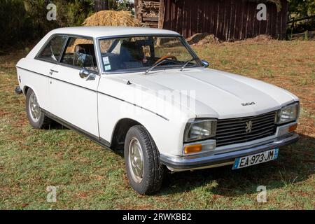 Bordeaux, Frankreich - 09 18 2023 : peugeot 304 Coupé Vintage Sport Retro Auto der 1970er Jahre Stockfoto