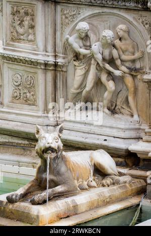 Der Fonte Gaia Brunnen, der 1409-19 von Jacop della Quercia geschaffen wurde (heute Kopien aus dem 19. Jahrhundert), in Siena Stockfoto