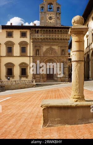 Piazza Grande mit Palazzo della Tribunale, Palazzo della Fratenita dei Laici in Arezzo Stockfoto