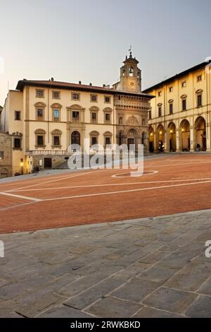 Piazza Grande mit Palazzo della Tribunale, Palazzo della Fratenita dei Laici in Arezzo Stockfoto