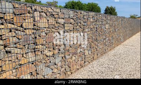 Hintergrund Wand Gabionenzaun Stahl Metall Gitterstein Wandkorb mason machte städtische Fassadensteine Stockfoto