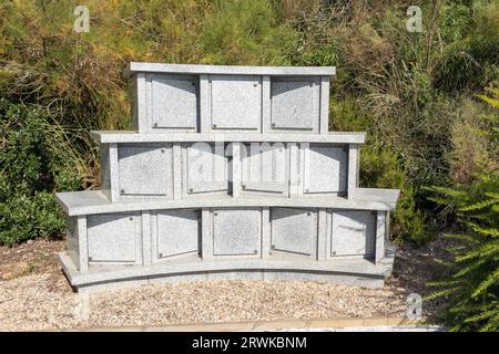 Nischen auf einem Friedhof bereiteten einen neuen leeren Ort für die Beerdigung vor Stockfoto