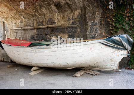 Ein Fischerboot an Land Stockfoto