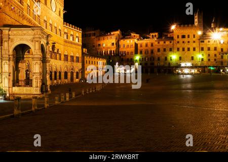 Die Piazza del Campo am Abend Stockfoto