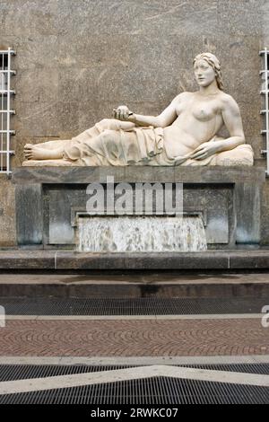 Die Allegorie des Flusses Dora als Brunnen auf der Piazza San Carlo Stockfoto