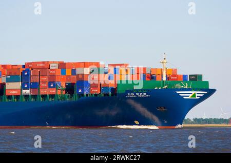 Containerschiff am Meer Stockfoto