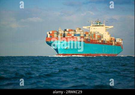 Containerschiff am Meer Stockfoto