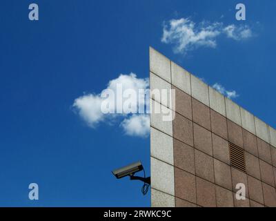 Überwachungskamera auf dem Dach des Gebäudes, das zu einem Parkplatz in Luxemburg führt, blauer Himmel im Hintergrund Stockfoto
