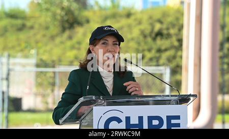 New York, Usa. September 2023. Kathy Hochul, der Gouverneur von New York, gibt im Con Edison Astoria Yards Complex in New York City eine Ankündigung zu sauberer Energie ab. Die Behörden brachen bei Baubeginn an der Konverterstation für die 339 km lange Champlain Hudson Power Express-Übertragungsleitung den Boden und ebneten damit den Weg für die erste Umwandlung eines Standorts für fossile Brennstoffe in eine emissionsfreie Anlage im Netzmaßstab in New York City. Quelle: SOPA Images Limited/Alamy Live News Stockfoto